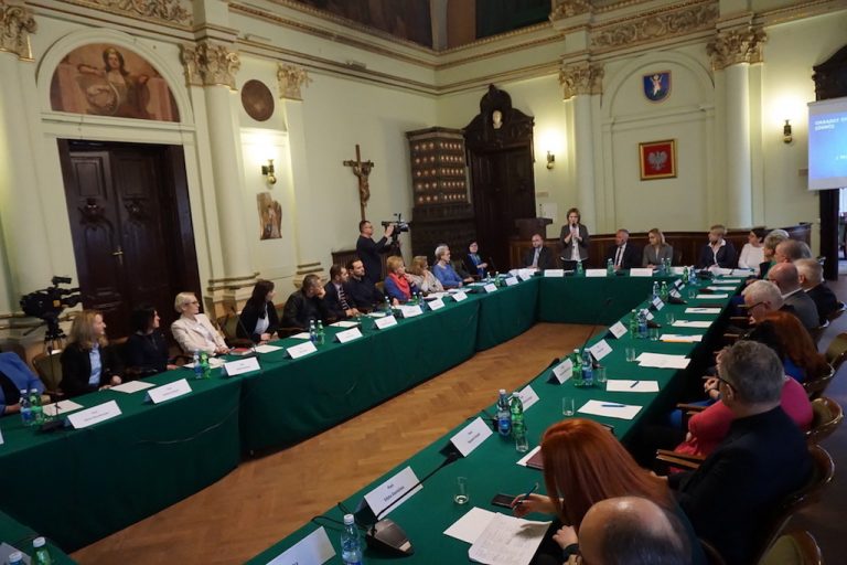 Usiedli przy okrągłym stole, aby porozmawiać o sądeckich szkołach [ZDJĘCIA]