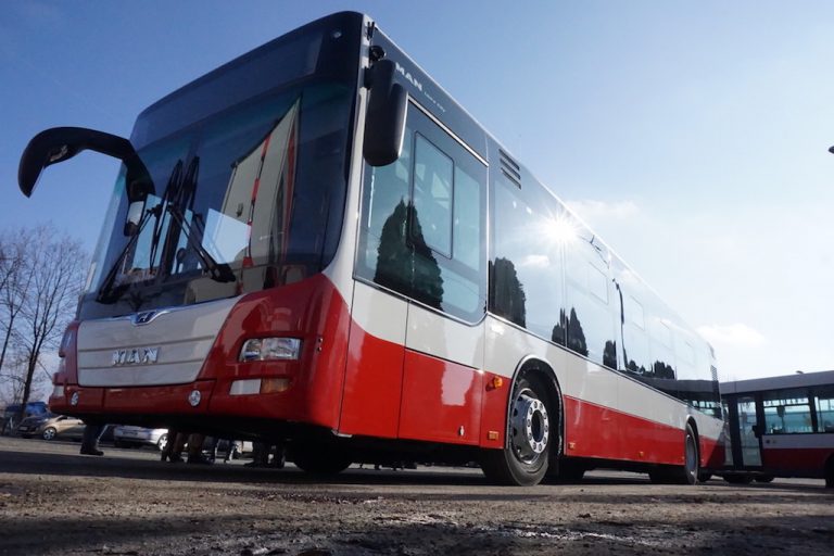 Wreszcie! Nowe autobusy zabierają pasażerów w podróż!