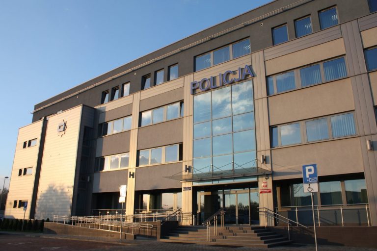 Takiego obrotu spraw się nie spodziewał. Przyszedł zgłosić przestępstwo, spotkał nieznanego oprawcę