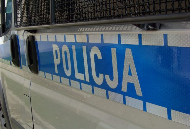 Wtargnął do domu starszego małżeństwa. Kilka razy dźgnął nożem 69-latkę