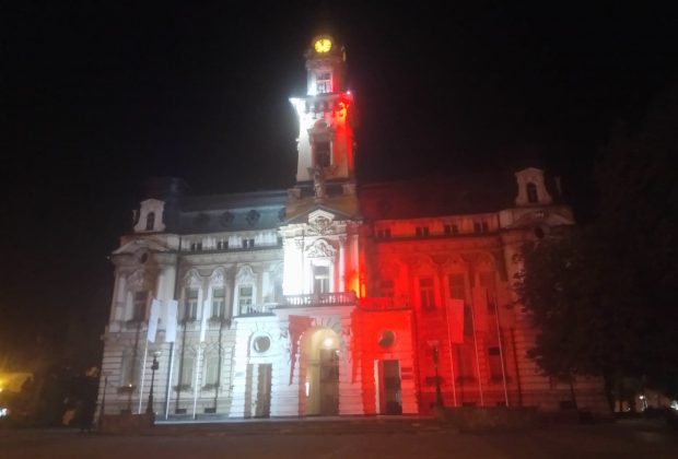 Patriotyczne oświetlenie nowosądeckiego ratusza bezkonkurencyjne w konkursie PZPO