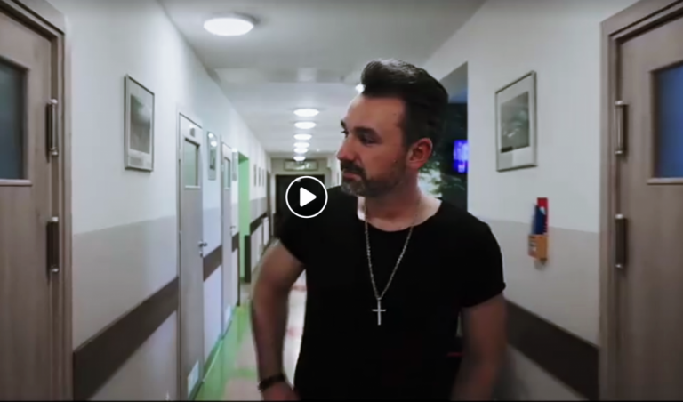 [FILM] Zobaczcie wzruszający spot Sądeckiego Hospicjum! To dar od znanego artysty