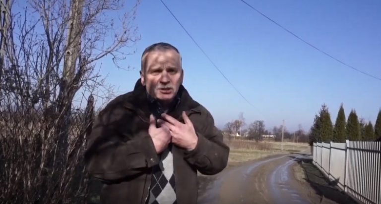 Domy jak lepianki… Mieszkaniec ulicy Tłoki nie wytrzymał i zablokował drogę