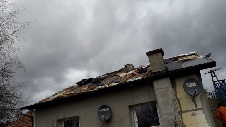 Zerwane dachy, powalone drzewa, dziesiątki interwencji, a strażacy wciąż działają