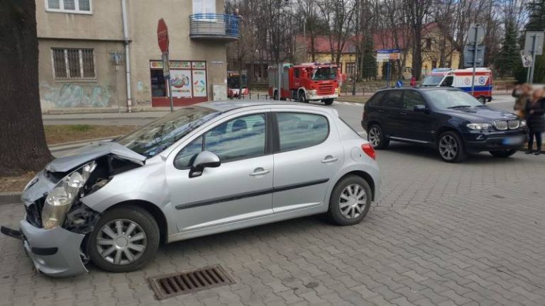 Nowy Sącz: czołowo-boczne zderzenie na ul. Adama Mickiewicza