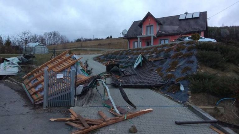 Ponad 14 tysięcy osób bez prądu. Usuwanie skutków wichury trwa [zdjęcia]