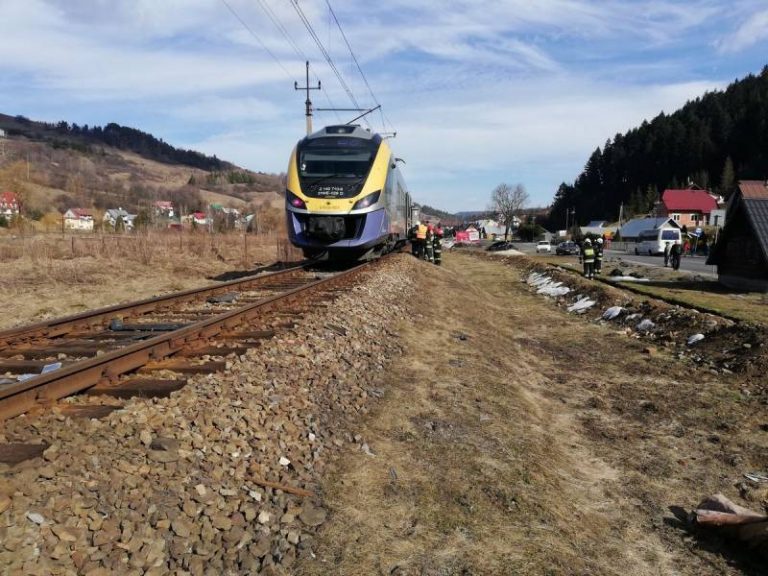 Muszyna: chwile grozy na torach. Pociąg uderzył w samochód