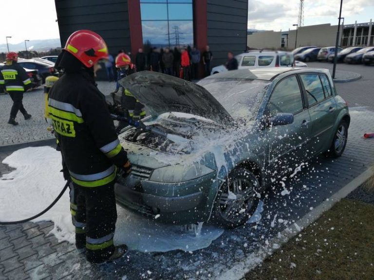 Stary Sącz: osobówka płonęła na parkingu