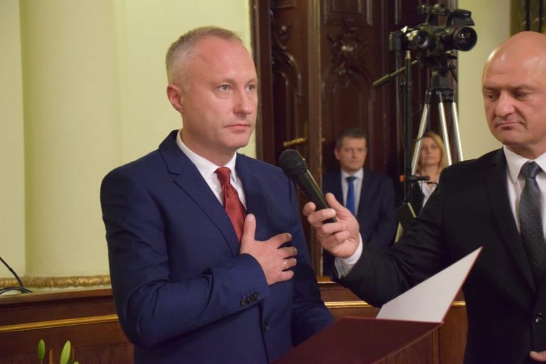 Walka z ,,szafami”, czy wprowadzenie sądeczan w błąd? 100 dni prezydenta Ludomira Handzla okiem radnych