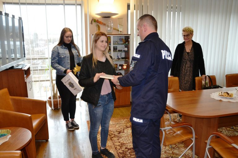 Stary Sącz: dwie nastolatki uratowały życie człowieka. Komendant policji podziękował
