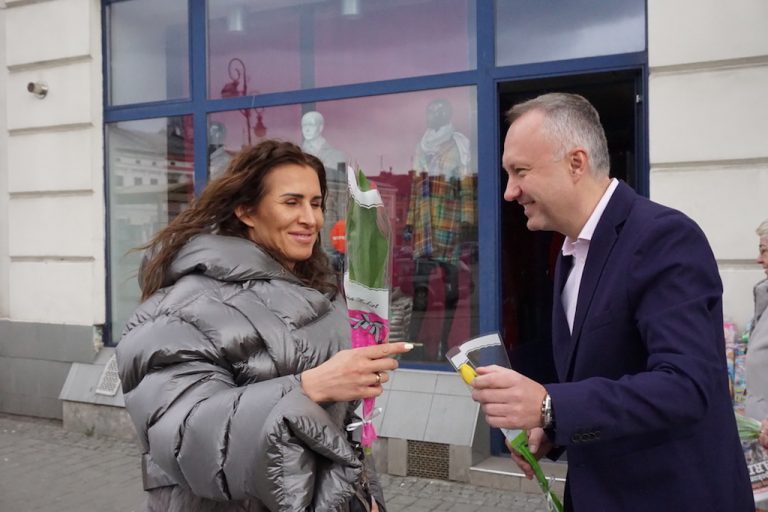 Prezydent Ludomir Handzel wyruszył w miasto z kwiatami dla sądeczanek [ZDJĘCIA]