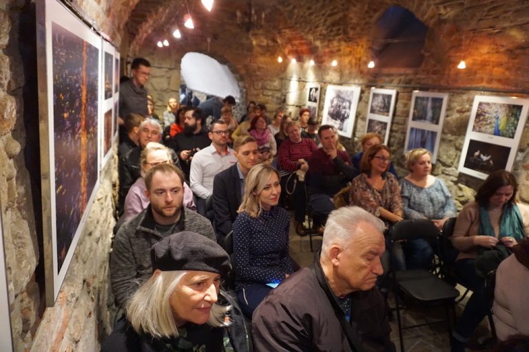 Daj się zaczytać! Liryczny notatnik Janusza Michalika ilustrowany fotografiami Adriana Marasia: „Α, Ω”