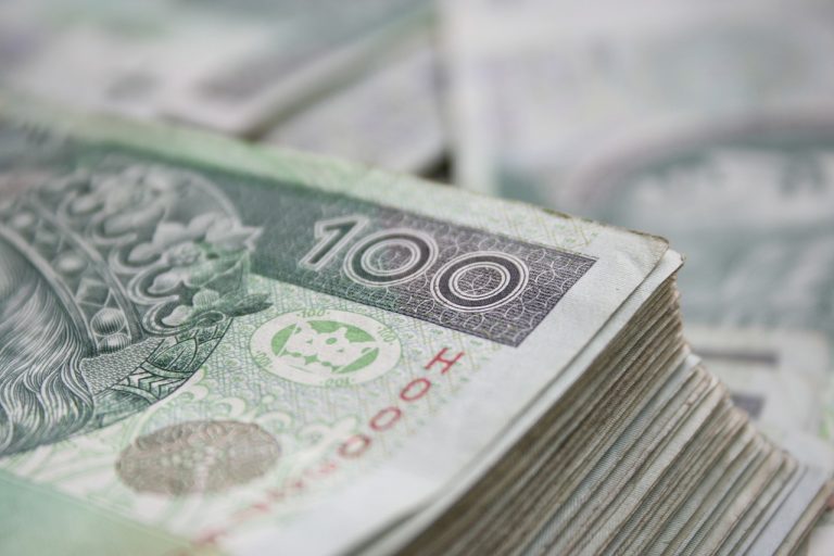 Od stycznia 2024 r. najniższa pensja wyniesie 4242 zł brutto, a od lipca 2024 r. – 4300 zł brutto