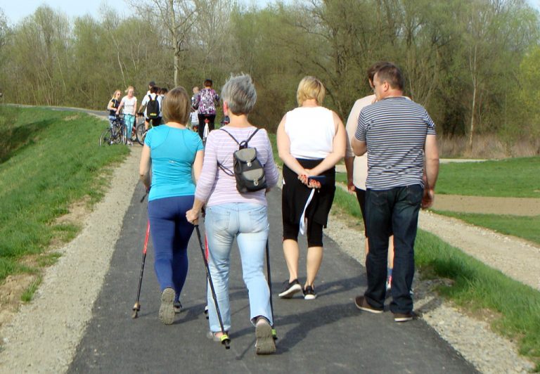 Velo Dunajec: Jak pogodzić pieszych i cyklistów? Uśmiechem i dzwoneczkiem