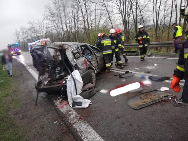 Kadcza: strażacy wycinali osobę poszkodowaną z wraku