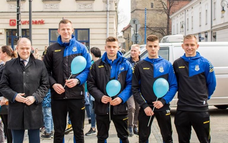 W Sandecji pamiętali o Dniu Autyzmu. Prezes: „Oni nie są gorsi od nas”