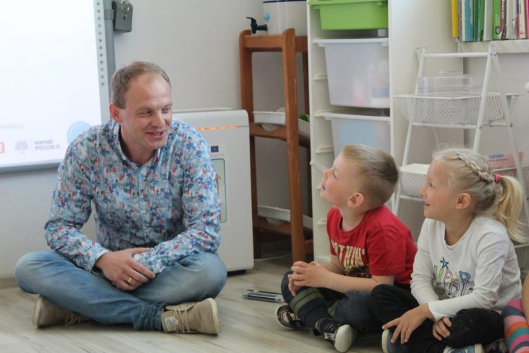 Dąbrowa: wygrali mistrzostwa świata w myciu rąk. W nagrodę odwiedził ich Kazimierz Mazur [ZDJĘCIA, FILM]
