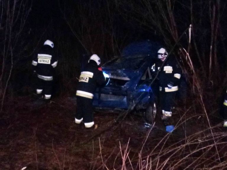 Samochód wypadł z drogi i ściął słup. Dwie osoby w szpitalu
