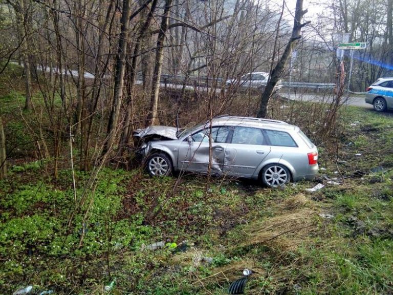 Naściszowa: cztery osoby, w tym dwoje dzieci, w szpitalu po zderzeniu osobówek