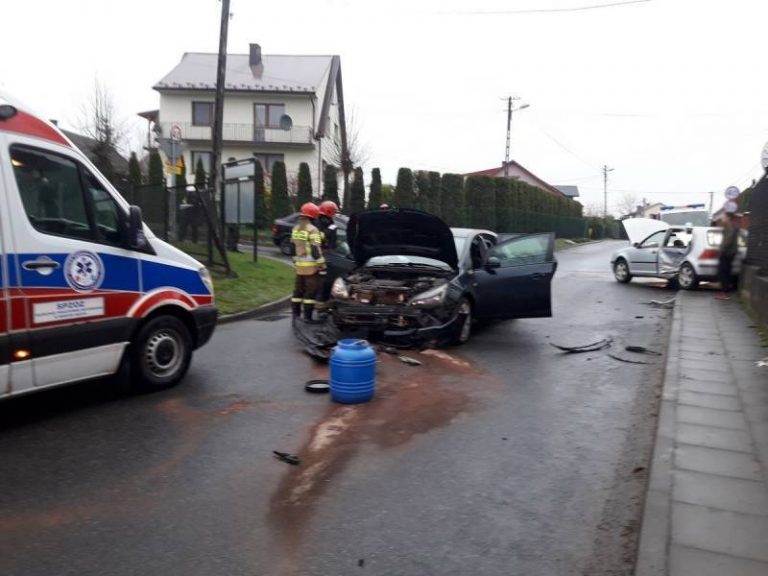 Nowy Sącz: zderzenie osobówek. Dwie osoby w szpitalu