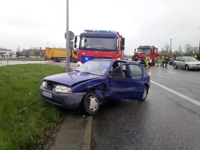 Zderzenie dwóch osobówek na tak zwanym ,,dzikim rondzie”