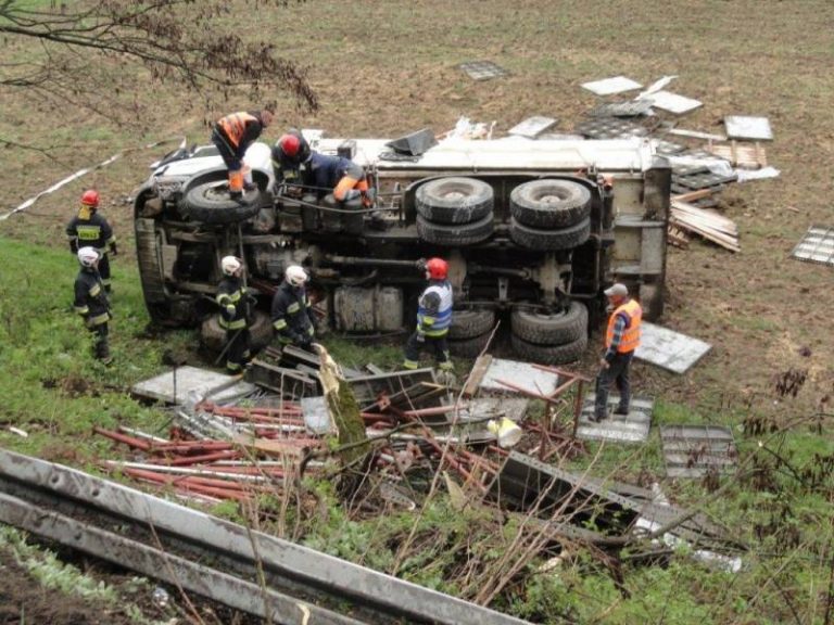 Samochód ciężarowy spadł z 5-metrowego nasypu