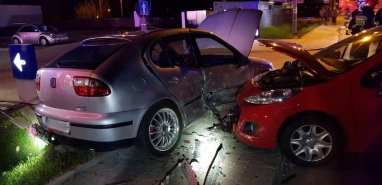 Jazowsko: wypadek przed stacją paliw. Dwie osoby w szpitalu