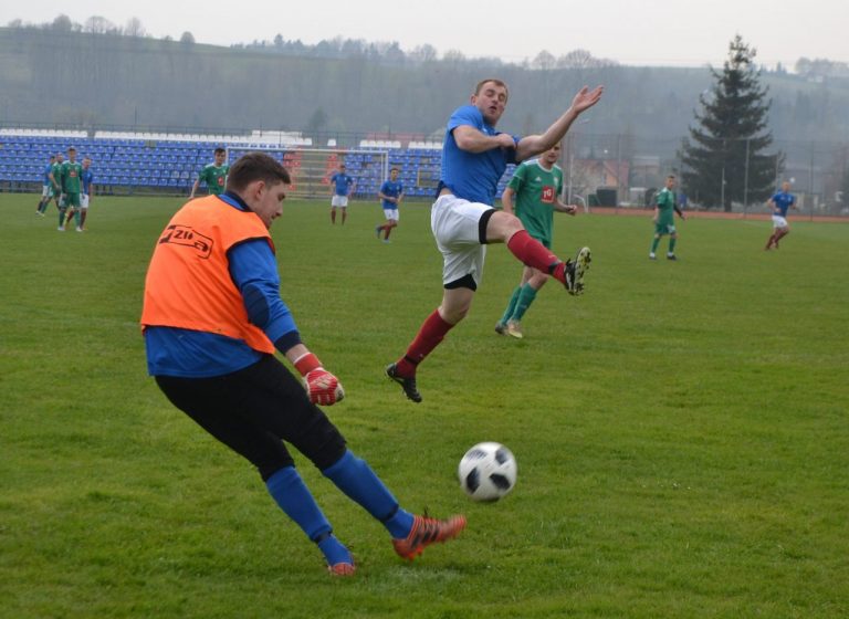 Pięć bramek w meczu Kolejarza Stróże z Zalesianką [Fotogaleria]