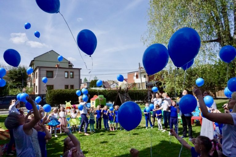 W niebo poleciały niebieskie balony, a z ziemi wyrósł ogródek sensoryczny