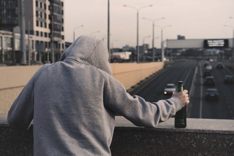 Ledwo stał na nogach, ale wsiadł do samochodu i odjechał. Miał prawie 4 promile