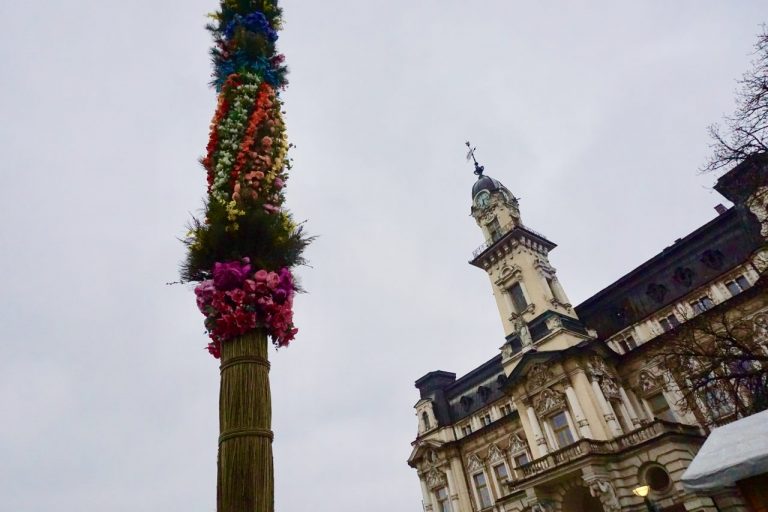 Dwie wieże czyli…wielkanocna palma stanęła przed sądeckim ratuszem