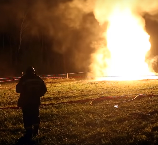W Beskidzie Niskim jak w Kuwejcie. Od soboty trwa erupcja gazu, a z ziemi wypływa ropa