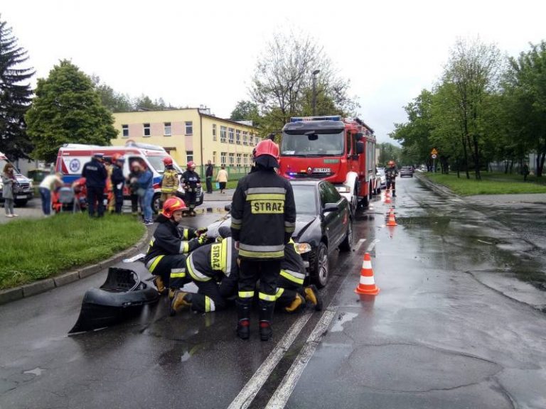Nowy Sącz: zderzenie dwóch osobówek. W autach trzy osoby, w tym dziecko