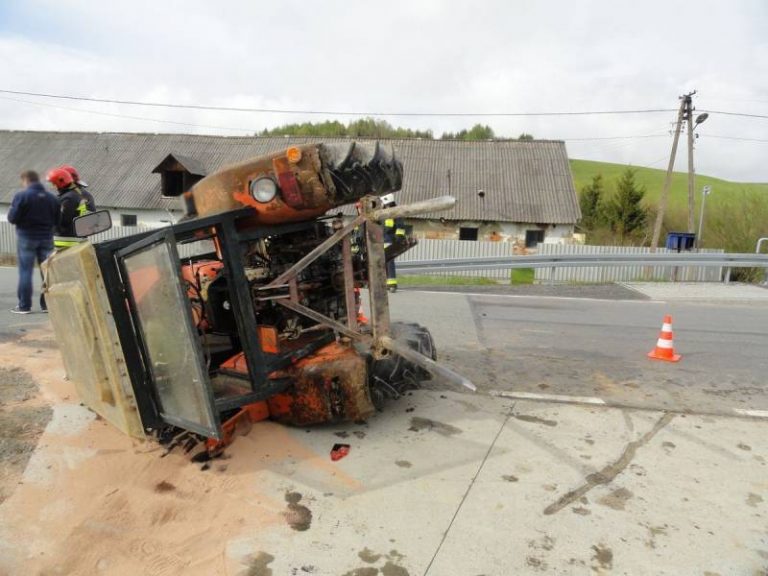 DK 75: Traktor zderzył się z osobówką. Jedna osoba w szpitalu