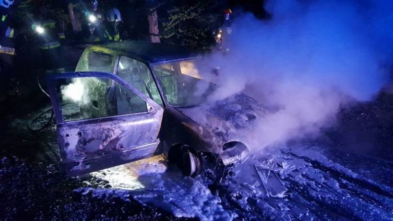 Z osobówki zostały tylko zgliszcza. Auto zaczęło płonąć w trakcie jazdy