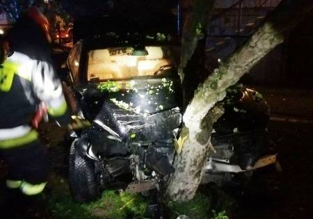 O krok od tragedii. Samochód wpadł na podwórko i wbił się w drzewo