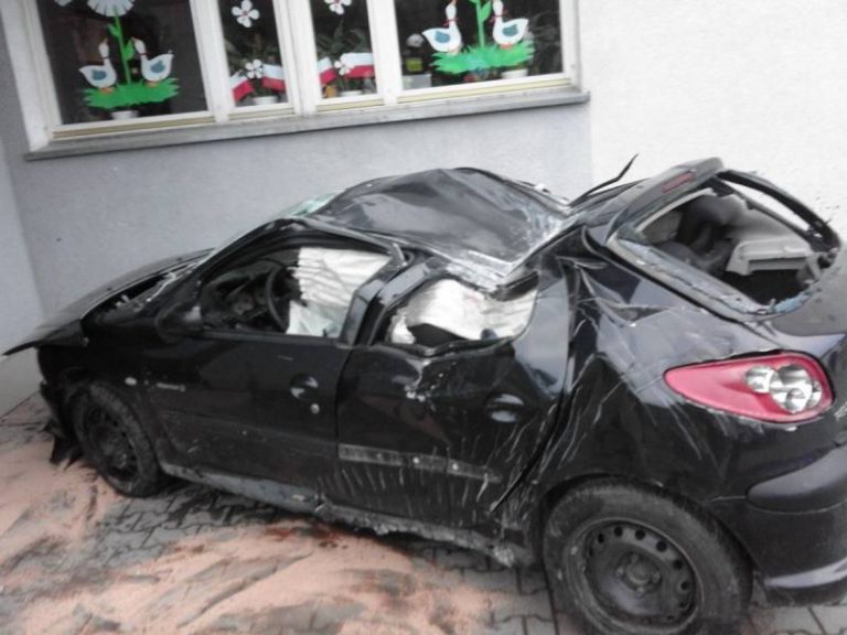Samochód uderzył w budynek szkoły. Wbił się w ścianę przy samym wejściu
