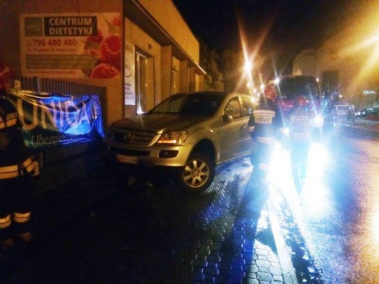 Nowy Sącz: osobówka zderzyła się z autobusem. Ucierpiała też latarnia
