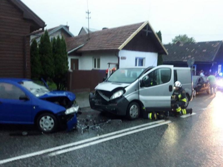 Czołówka osobówki i samochodu dostawczego