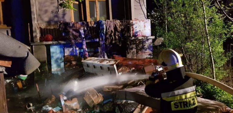 Dwie osoby poszkodowane w pożarze domu. Ratownicy znaleźli kobietę w płonącym pokoju