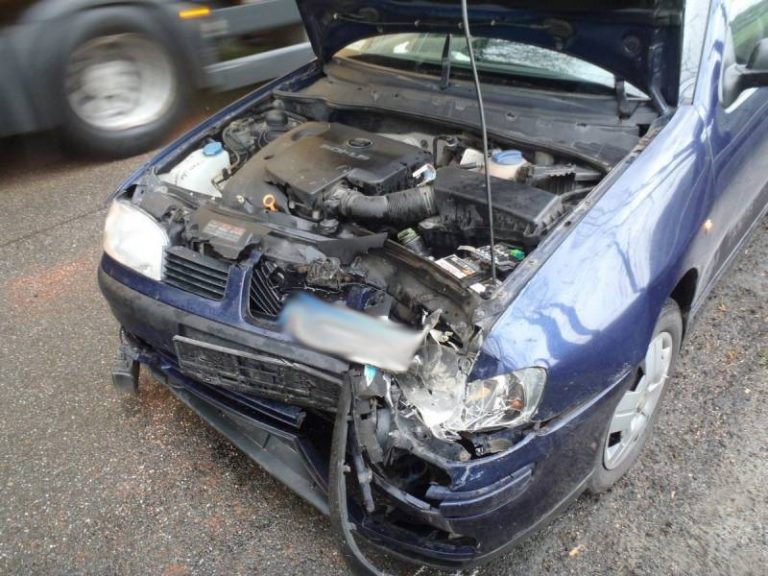 Zderzenie dwóch osobówek. Olej wyciekł na ok. 200-metrowy odcinek drogi