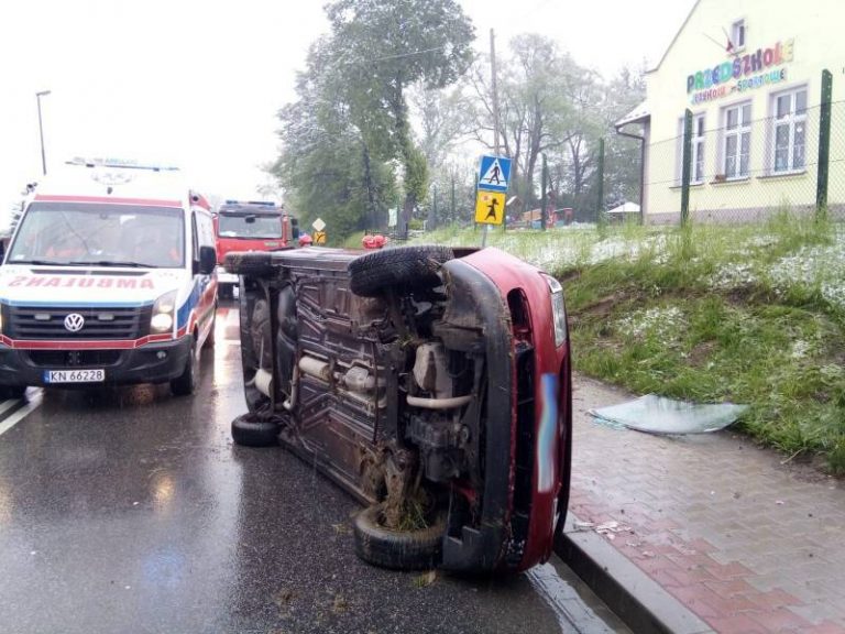 Nowy Sącz: samochód na boku. Kierowca w szpitalu