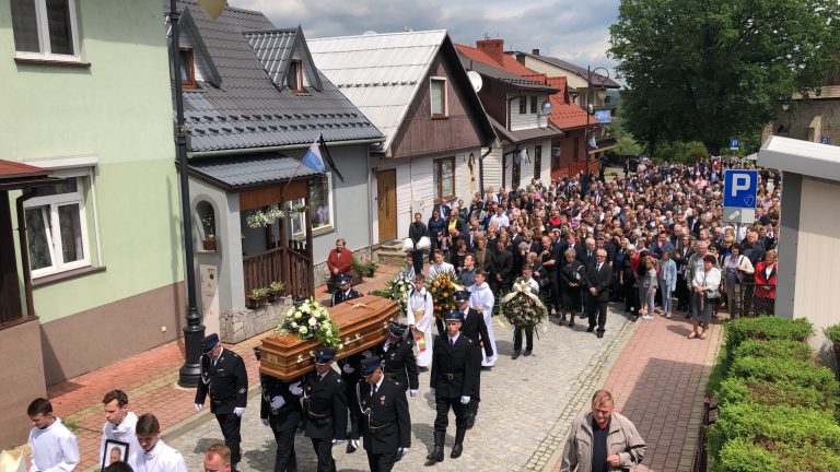 Tłumy żegnały śp. księdza Stanisława Chrzana. Kondukt żałobny przeszedł ulicami Bobowej