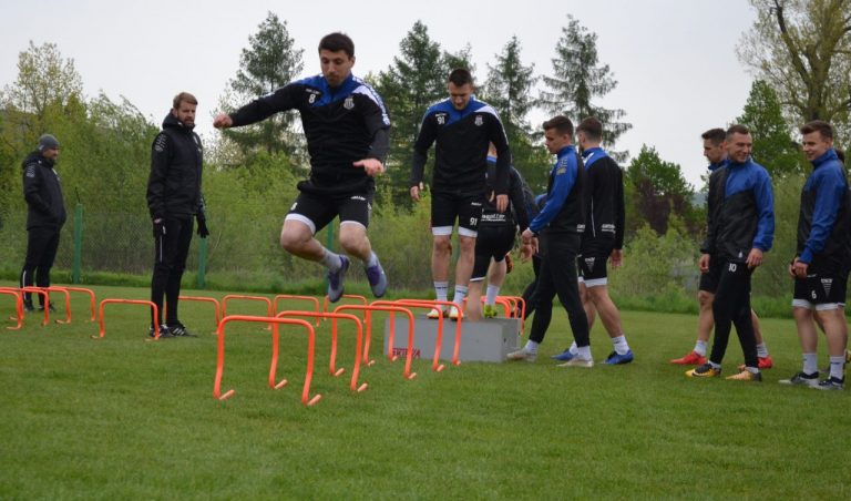 Pomocnik Sandecji znalazł się w jedenastce sezonu! Obok niego dwóch byłych graczy sądeczan