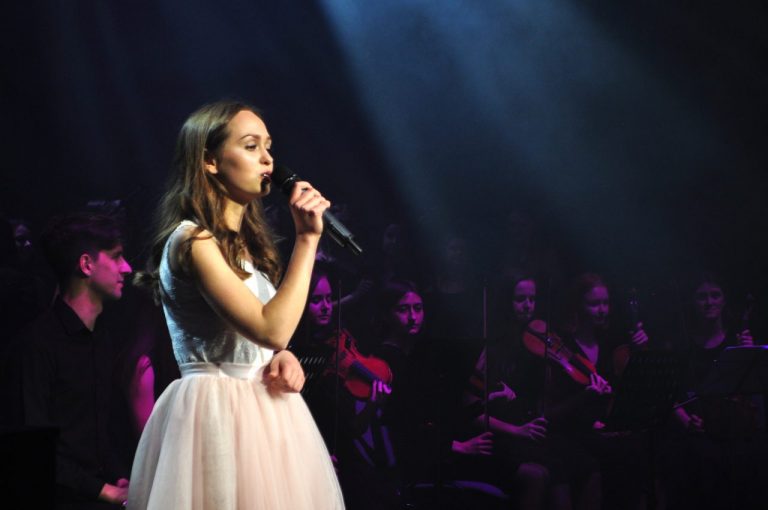 Dyrektor hospicjum bohaterem licytacji dla… hospicjum. Owocny koncert dobrych serc [zdjęcia, filmy]