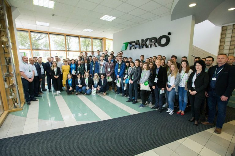 Tłum młodzieży na Dniach Otwartych FAKRO. Fabryka okien szuka młodej kadry
