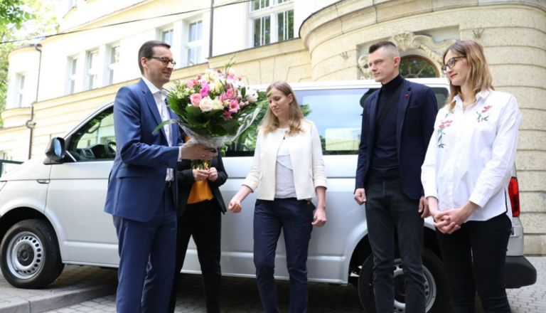 Premier podarował sześcioraczkom z Tylmanowej wypasiony ,,wózek”
