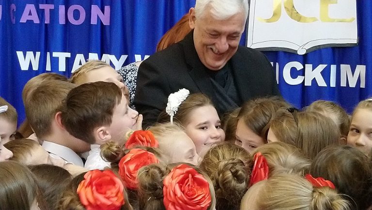 Czarny papież spotkał się z dziećmi w jezuickiej szkole w Nowym Sączu
