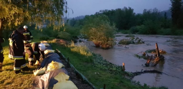 Zalane piwnice, powalone drzewa, zatkane przepusty. To jeszcze nie koniec