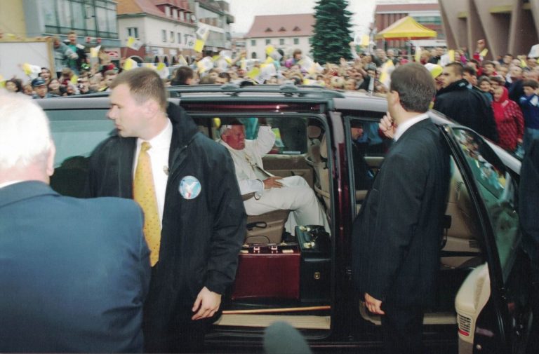Papież zatrzymał się dla biskupa Bednarczyka